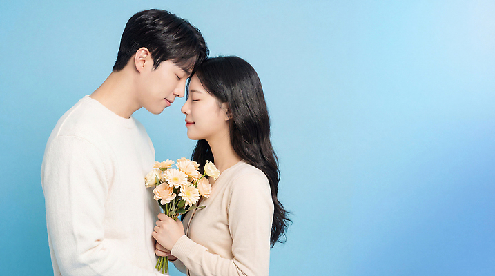 JPG 편집이미지 커플 응시 여자 남자 꽃 행복 포즈 데이트 표정 사랑 파란색 기쁨 순간 의료성형뷰티 편집실사 AI인물포토 AI콘텐츠 식물 시선 감정 컬러 관계 사람 CG 파일형식 AI포토