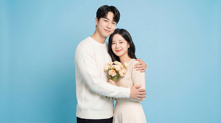 JPG 편집이미지 커플 응시 여자 남자 행복 감정 꽃다발 포즈 사랑 미소 친구 촬영 파란배경 의료성형뷰티 편집실사 AI인물포토 AI콘텐츠 시선 꽃 백그라운드 관계 표정 사람 파란색 CG 파일형식 AI포토