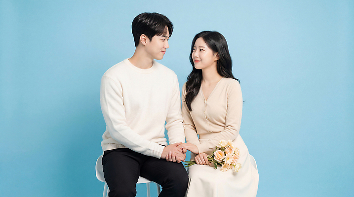 JPG 편집이미지 손 커플 응시 여자 남자 행복 꽃다발 관계 표정 사랑 앉기 일상 파란배경 순간 의료성형뷰티 편집실사 AI인물포토 AI콘텐츠 시선 꽃 감정 백그라운드 모션 사람 라이프 신체부위 파란색 CG 파일형식 AI포토