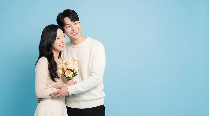 JPG 편집이미지 커플 여자 남자 행복 컬러 꽃다발 포즈 스튜디오 함께함 사랑 웃음 다정 의료성형뷰티 편집실사 AI인물포토 AI콘텐츠 꽃 감정 컨셉 관계 표정 사람 CG 파일형식 AI포토