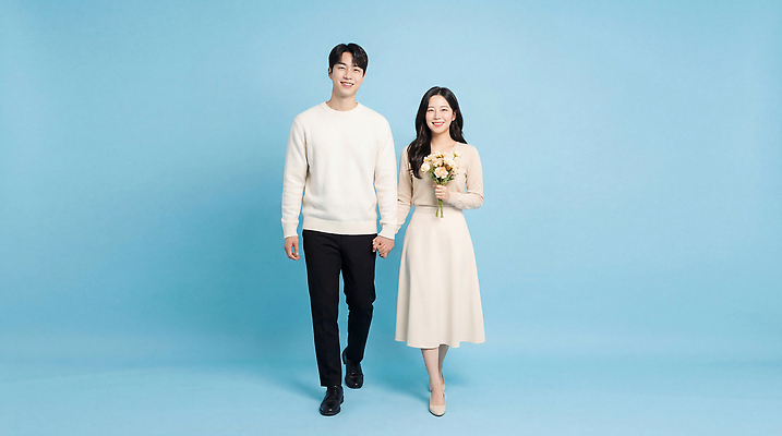 JPG 편집이미지 커플 드레스 여자 기념일 남자 행복 꽃다발 사랑 웃음 걷기 촬영 스웨터 의료성형뷰티 편집실사 AI인물포토 AI콘텐츠 옷 꽃 감정 상의 관계 모션 표정 사람 이벤트 CG 파일형식 AI포토