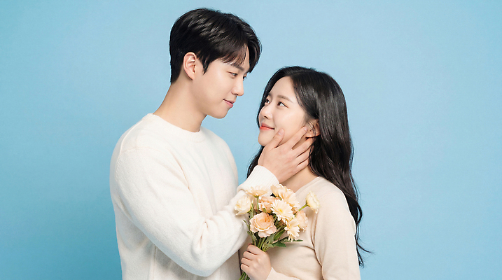 JPG 편집이미지 커플 기념일 행복 감정 꽃다발 포즈 사랑 웃음 두명 친구 귀여움 사진촬영 파란배경 순간 의료성형뷰티 편집실사 AI인물포토 AI콘텐츠 꽃 백그라운드 컨셉 관계 표정 사람 이벤트 파란색 촬영 CG 파일형식 AI포토