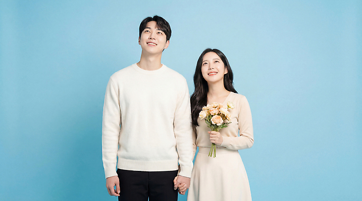 JPG 편집이미지 커플 기념일 행복 꽃다발 포즈 결혼 사랑 미소 손잡기 촬영 발표 파란배경 의료성형뷰티 편집실사 AI인물포토 AI콘텐츠 꽃 감정 백그라운드 관계 모션 표정 이벤트 파란색 CG 파일형식 AI포토