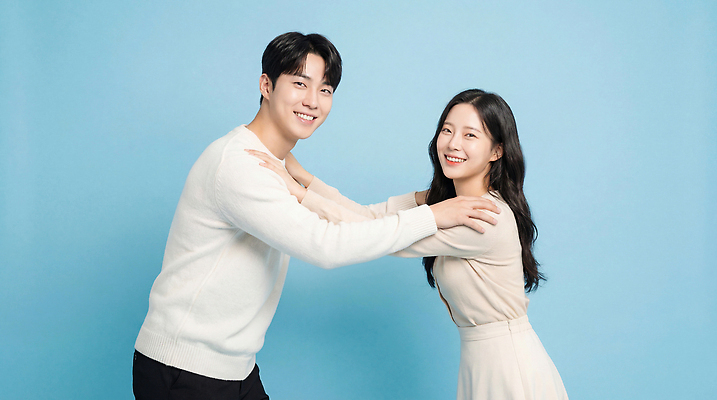 JPG 편집이미지 커플 여자 남자 포즈 백그라운드 함께함 표정 서기 웃음 사람 파란색 친구 즐거움 의료성형뷰티 편집실사 AI인물포토 AI콘텐츠 감정 컬러 컨셉 관계 모션 CG 파일형식 AI포토