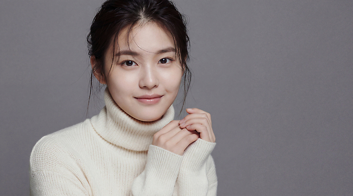 JPG 모델 편집이미지 여자 패션 백그라운드 스튜디오 한국 미소 카메라 촬영 터틀넥 스웨터 의료성형뷰티 편집실사 AI인물포토 AI콘텐츠 아시아 상의 표정 사람 전자제품 CG 파일형식 AI포토