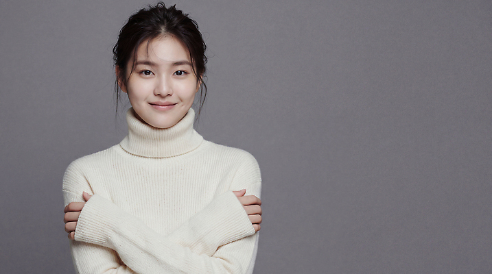 JPG 편집이미지 옷 여자 얼굴 포즈 백그라운드 서기 미소 촬영 회색 편안함 가슴 터틀넥 스웨터 의료성형뷰티 스타일 편집실사 AI인물포토 AI콘텐츠 컬러 상의 모션 표정 사람 신체부위 감각 CG 파일형식 AI포토