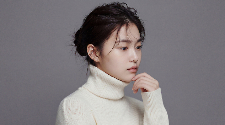 JPG 모델 편집이미지 손 패션 감정 얼굴 포즈 백그라운드 사람 앞모습 흰색 터틀넥 스웨터 턱 의료성형뷰티 스타일 편집실사 AI인물포토 AI콘텐츠 뷰포인트 컬러 상의 신체부위 CG 파일형식 AI포토