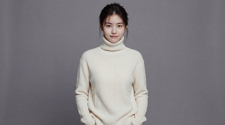 JPG 모델 편집이미지 긴머리 여자 패션 포즈 백그라운드 표정 서기 미소 회색 흰색 주머니 터틀넥 스웨터 의료성형뷰티 스타일 편집실사 AI인물포토 AI콘텐츠 헤어스타일 컬러 상의 모션 사람 CG 파일형식 AI포토