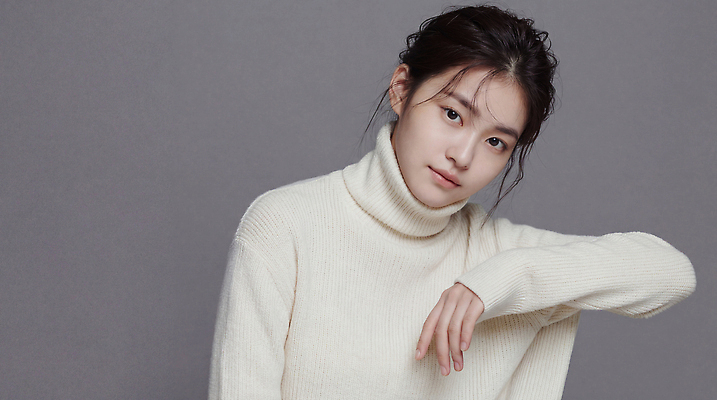 JPG 편집이미지 손 여자 패션 포즈 회색배경 사람 앞모습 카메라 촬영 표현 터틀넥 팔꿈치 의료성형뷰티 스타일 편집실사 AI인물포토 AI콘텐츠 뷰포인트 백그라운드 신체부위 전자제품 회색 스웨터 CG 팔 파일형식 AI포토