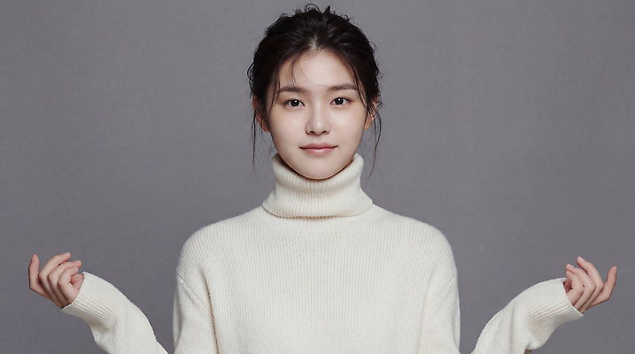 JPG 모델 편집이미지 손 여자 패션 포즈 백그라운드 표정 카메라 촬영 회색 흰색 터틀넥 의료성형뷰티 스타일 편집실사 AI인물포토 AI콘텐츠 컬러 사람 신체부위 전자제품 스웨터 CG 파일형식 AI포토