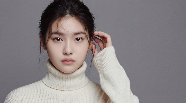 JPG 모델 편집이미지 손 시선 패션 포즈 머리 카메라 촬영 회색 흰색 표현 터틀넥 스웨터 의료성형뷰티 스타일 편집실사 AI인물포토 AI콘텐츠 컬러 상의 신체부위 전자제품 CG 파일형식 AI포토