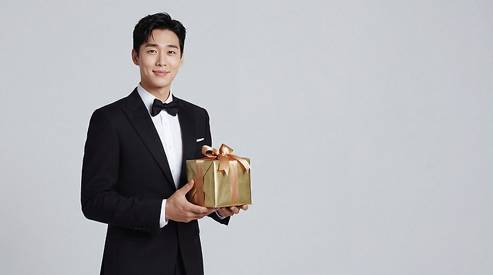 JPG 편집이미지 기념일 남자 행복 리본 회색배경 선물 웃음 정장 이벤트 선물상자 카메라 촬영 축하 포장지 의료성형뷰티 스타일 편집실사 AI인물포토 AI콘텐츠 옷 감정 백그라운드 컨셉 포장 표정 사람 전자제품 상자 회색 CG 파일형식 AI포토
