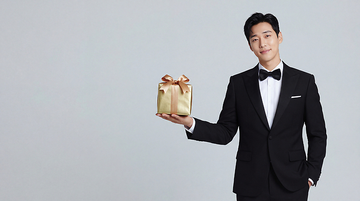 JPG 편집이미지 남자 포즈 백그라운드 선물 미소 정장 이벤트 선물상자 카메라 금색 축하 이미지 의료성형뷰티 스타일 편집실사 AI인물포토 AI콘텐츠 옷 컬러 컨셉 표정 사람 전자제품 상자 CG 파일형식 AI포토