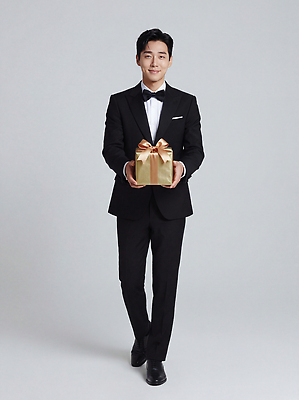 JPG 편집이미지 남자 포장 모션 스튜디오 선물포장 선물 정장 이벤트 선물상자 카메라 금색 의료성형뷰티 스타일 편집실사 AI인물포토 AI콘텐츠 옷 컬러 사람 전자제품 상자 CG 파일형식 AI포토