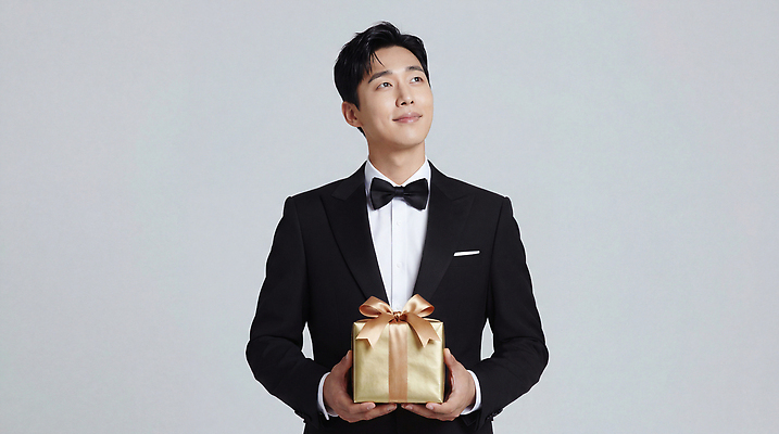 JPG 편집이미지 패션 기념일 남자 백그라운드 포장 선물 미소 정장 이벤트 선물상자 상자 카메라 촬영 금색 의료성형뷰티 스타일 편집실사 AI인물포토 AI콘텐츠 옷 컬러 표정 사람 전자제품 CG 파일형식 AI포토