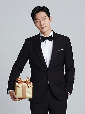 JPG 편집이미지 남자 리본 백그라운드 포장 결혼식 선물 정장 턱시도 선물상자 금색 축하 생일 스마트 의료성형뷰티 편집실사 AI인물포토 AI콘텐츠 옷 기념일 컬러 결혼 컨셉 사람 상자 CG 파일형식 AI포토