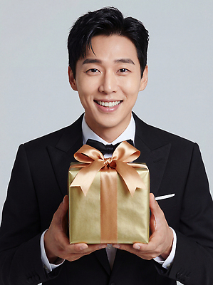 JPG 편집이미지 손 기념일 남자 행복 리본 백그라운드 선물 미소 사람 정장 이벤트 선물상자 상자 파티 축하 의료성형뷰티 편집실사 AI인물포토 AI콘텐츠 옷 감정 컨셉 표정 신체부위 CG 파일형식 AI포토