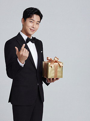 JPG 편집이미지 기념일 남자 포즈 백그라운드 손가락 모션 선물 웃음 정장 이벤트 선물상자 상자 축하 단순화된 의료성형뷰티 편집실사 AI인물포토 AI콘텐츠 손 옷 컨셉 표정 사람 CG 파일형식 AI포토