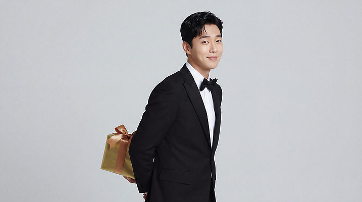 JPG 편집이미지 기념일 남자 행복 백그라운드 포장 선물 미소 정장 이벤트 선물상자 회색 축하 분위기 의료성형뷰티 스타일 편집실사 AI인물포토 AI콘텐츠 옷 감정 컬러 컨셉 표정 사람 상자 CG 파일형식 AI포토