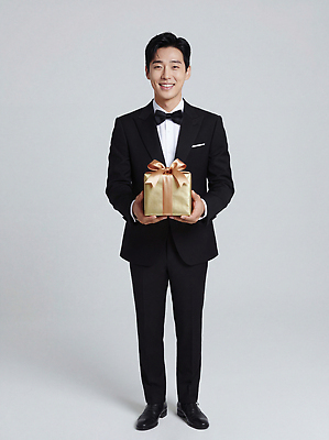 JPG 편집이미지 남자 포즈 표정 선물 웃음 정장 턱시도 이벤트 선물상자 축하 의료성형뷰티 스타일 편집실사 AI인물포토 AI콘텐츠 옷 컨셉 사람 상자 CG 파일형식 AI포토