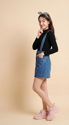 JPG 모델 편집이미지 옷 여자 패션 포즈 백그라운드 운동화 상의 생각 손가락 스튜디오 청바지 멜빵 턱 의료성형뷰티 스타일 편집실사 AI인물포토 AI콘텐츠 손 잡화 신발 바지 사람 CG 파일형식 AI포토