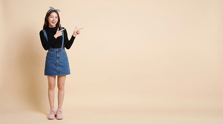 JPG 편집이미지 옷 여자 포즈 백그라운드 상의 손가락 모션 미소 치마 촬영 가리킴 오브젝트 의료성형뷰티 스타일 접근 편집실사 AI인물포토 AI콘텐츠 손 하의 표정 사람 손짓 CG 파일형식 AI포토