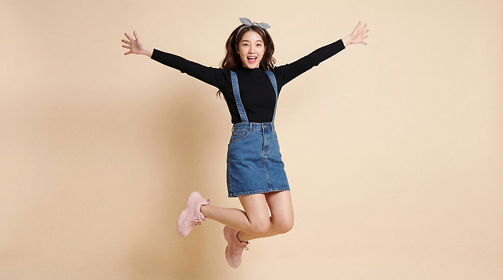 JPG 편집이미지 여자 패션 행복 리본 백그라운드 운동화 모션 표정 일상 치마 점프 기쁨 청바지 의료성형뷰티 스타일 편집실사 AI인물포토 AI콘텐츠 감정 신발 바지 하의 사람 라이프 CG 파일형식 AI포토