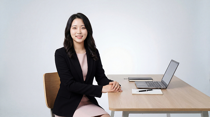 JPG 편집이미지 여자 백그라운드 탁자 직장 미소 앉기 일상 노트북 컴퓨터 사무실 공책 업무 작업 책상 의료성형뷰티 편집실사 AI인물포토 AI콘텐츠 가구 회사 비즈니스 모션 문구용품 표정 사람 라이프 전자제품 CG 파일형식 AI포토