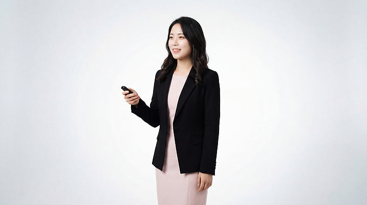 JPG 편집이미지 손 여자 백그라운드 비즈니스 회의 웃음 스마트폰 재킷 정보 작업 발표 준비 세미나 의료성형뷰티 편집실사 AI인물포토 AI콘텐츠 표정 사람 신체부위 핸드폰 스마트기기 외투 CG 파일형식 AI포토