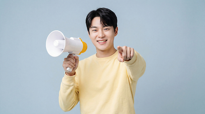 JPG 편집이미지 남자 포즈 백그라운드 모션 표정 웃음 파란색 청춘 확성기 가리킴 자신감 입장 즐거움 소통 의료성형뷰티 편집실사 AI인물포토 AI콘텐츠 감정 컬러 컨셉 사람 손짓 CG 파일형식 AI포토