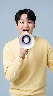 JPG 편집이미지 남자 백그라운드 응원 모션 웃음 사람 파란색 노란색 확성기 표현 스웨터 즐거움 장면 소통 의료성형뷰티 편집실사 AI인물포토 AI콘텐츠 감정 컬러 컨셉 상의 표정 CG 파일형식 AI포토