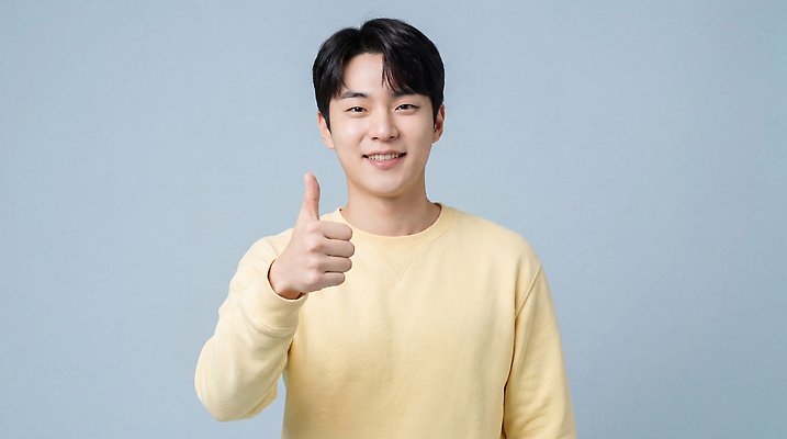 JPG 편집이미지 남자 행복 포즈 백그라운드 표시 미소 사람 일상 기쁨 엄지손가락 자신감 의료성형뷰티 편집실사 AI인물포토 AI콘텐츠 감정 손가락 표정 라이프 CG 파일형식 AI포토