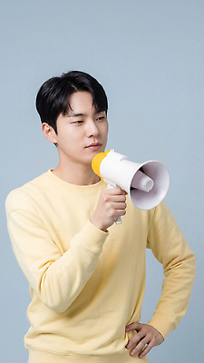 JPG 편집이미지 손 옷 남자 백그라운드 모션 표정 노란색 확성기 표현 스웨터 집중 준비 전달 소통 의료성형뷰티 편집실사 AI인물포토 AI콘텐츠 컬러 컨셉 상의 사람 신체부위 CG 파일형식 AI포토