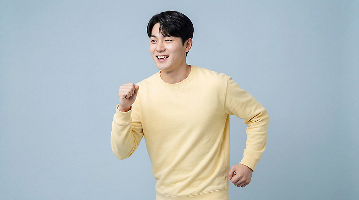 JPG 편집이미지 패션 남자 행복 포즈 백그라운드 모션 표정 웃음 달리기 운동 노란색 스웨터 즐거움 밝은색 의료성형뷰티 편집실사 AI인물포토 AI콘텐츠 감정 컬러 상의 건강 사람 CG 파일형식 AI포토