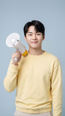 JPG 편집이미지 학생 남자 백그라운드 모션 웃음 이벤트 확성기 발표 메시지 알림 장면 통화 소통 관심 의료성형뷰티 편집실사 AI인물포토 AI콘텐츠 컨셉 표정 사람 CG 파일형식 AI포토