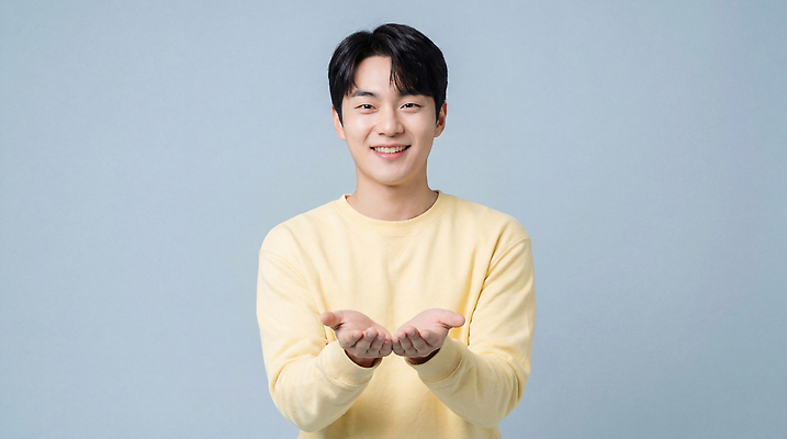 JPG 편집이미지 손 남자 행복 감정 포즈 하늘색 백그라운드 모션 표정 웃음 손짓 편안함 크기 스웨터 의료성형뷰티 편집실사 AI인물포토 AI콘텐츠 상의 사람 신체부위 파란색 감각 CG 파일형식 AI포토