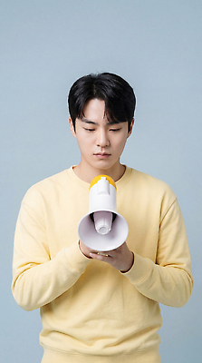 JPG 모델 편집이미지 손 남자 포즈 백그라운드 모션 표정 노란색 촬영 연기 스웨터 집중 나팔 조용 의료성형뷰티 편집실사 AI인물포토 AI콘텐츠 악기 컬러 컨셉 상의 사람 신체부위 CG 파일형식 AI포토