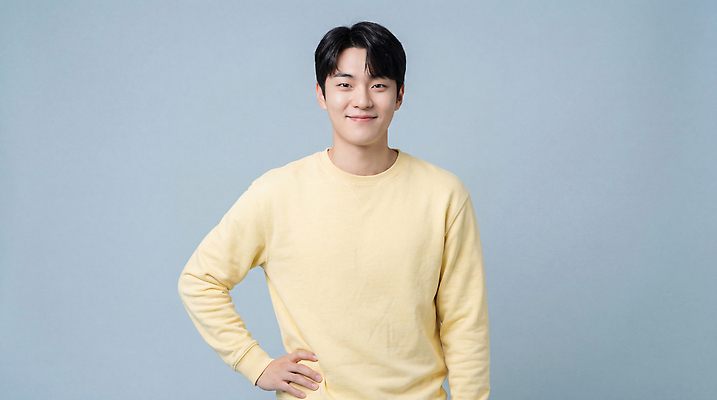 JPG 편집이미지 손 옷 남자 포즈 백그라운드 미소 웃음 일상 파란색 청춘 노란색 스탠드 허리 의료성형뷰티 편집실사 AI인물포토 AI콘텐츠 컬러 컨셉 조명 표정 사람 라이프 신체부위 CG 파일형식 AI포토