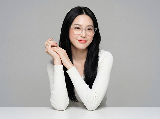 JPG 모델 편집이미지 손 응시 여자 안경 포즈 백그라운드 모션 표정 앉기 일상 머리 카메라 흰색 스마트 의료성형뷰티 스타일 편집실사 AI인물포토 AI콘텐츠 시선 잡화 컬러 컨셉 사람 라이프 신체부위 전자제품 CG 파일형식 AI포토