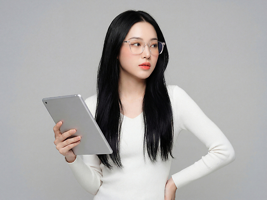 JPG 편집이미지 여자 감정 안경 포즈 생각 조명 실내 표정 일상 태블릿 머리 카메라 스마트 집중 허리 의료성형뷰티 편집실사 AI인물포토 AI콘텐츠 잡화 컨셉 사람 내부 라이프 신체부위 전자제품 스마트기기 CG 파일형식 AI포토