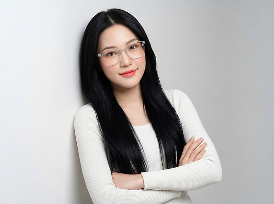 JPG 편집이미지 직업 여자 안경 포즈 미소 일상 머리카락 카메라 팔짱 자신감 스마트 모던 의료성형뷰티 스타일 편집실사 AI인물포토 AI콘텐츠 잡화 감정 컨셉 모션 표정 사람 라이프 전자제품 머리 CG 파일형식 AI포토