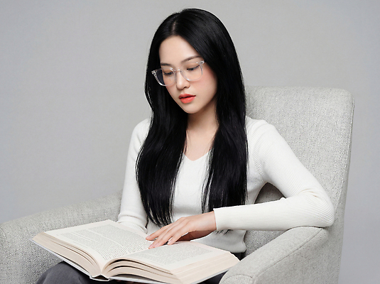 JPG 편집이미지 긴머리 여자 안경 백그라운드 조명 일상 책 소파 독서 머리 고요 공간 시간 스마트 집중 의료성형뷰티 스타일 편집실사 AI인물포토 AI콘텐츠 헤어스타일 잡화 컨셉 의자 사람 라이프 신체부위 CG 파일형식 AI포토