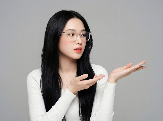 JPG 모델 편집이미지 손 시선 패션 안경 얼굴 백그라운드 상의 조명 표정 손짓 일상 머리 촬영 회색 흰색 스마트 의료성형뷰티 스타일 편집실사 AI인물포토 AI콘텐츠 잡화 옷 컬러 컨셉 모션 라이프 신체부위 CG 파일형식 AI포토