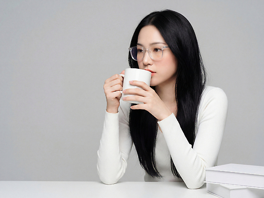 JPG 편집이미지 옷 여자 안경 생각 탁자 앉기 일상 컵 마시기 흰색 시간 편안함 스마트 일과 의료성형뷰티 편집실사 AI인물포토 AI콘텐츠 식기 잡화 컬러 가구 컨셉 모션 사람 라이프 감각 CG 파일형식 AI포토