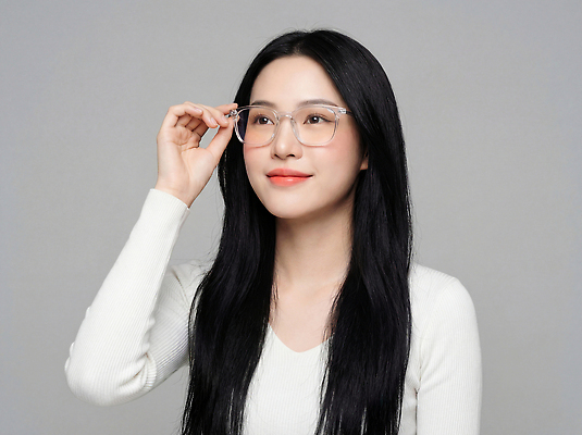 JPG 편집이미지 긴머리 헤어스타일 옷 여자 감정 안경 얼굴 포즈 미소 일상 앞모습 머리 카메라 흰색 스마트 피부 비율 의료성형뷰티 편집실사 AI인물포토 AI콘텐츠 잡화 뷰포인트 컬러 컨셉 표정 사람 라이프 신체부위 전자제품 CG 파일형식 AI포토