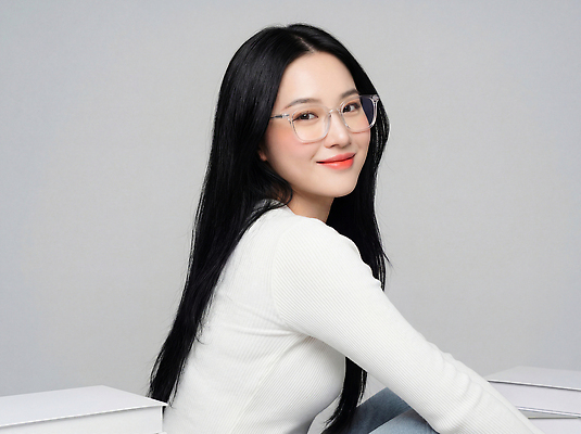 JPG 편집이미지 긴머리 여자 패션 안경 얼굴 포즈 백그라운드 미소 앉기 일상 매력적 흰색 스마트 자아 의료성형뷰티 스타일 편집실사 AI인물포토 AI콘텐츠 헤어스타일 잡화 컬러 컨셉 모션 표정 사람 라이프 신체부위 CG 파일형식 AI포토