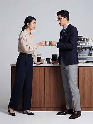 JPG 편집이미지 응시 옷 여자 남자 커피 모션 탁자 직장 대화 사무실 카페 업무 직원 의료성형뷰티 편집실사 AI인물포토 AI콘텐츠 시선 음료 가구 회사 비즈니스 말하기 사람 상점 작업 CG 파일형식 AI포토