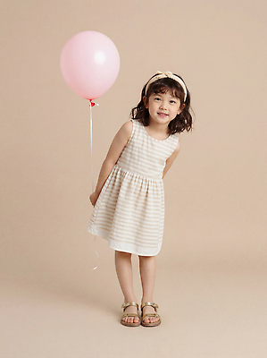 JPG 편집이미지 드레스 옷 어린이 모션 웃음 촬영 줄무늬 머리띠 즐거움 오브젝트 풍선 아동복 의료성형뷰티 갈색배경 편집실사 AI인물포토 AI콘텐츠 감정 백그라운드 무늬 장신구 표정 사람 갈색 CG 파일형식 AI포토