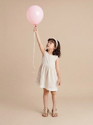 JPG 편집이미지 손 드레스 어린이 분홍색 백그라운드 소녀 장식 기쁨 높이 즐거움 풍선 의료성형뷰티 편집실사 AI인물포토 AI콘텐츠 옷 여자 감정 컬러 사람 신체부위 CG 파일형식 AI포토