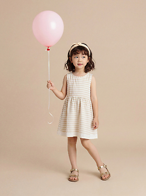 JPG 편집이미지 손 드레스 패션 어린이 분홍색 백그라운드 놀이 웃음 소녀 잔디 줄무늬 즐거움 풍선 의료성형뷰티 편집실사 AI인물포토 AI콘텐츠 식물 옷 여자 감정 컬러 무늬 표정 사람 신체부위 CG 파일형식 AI포토